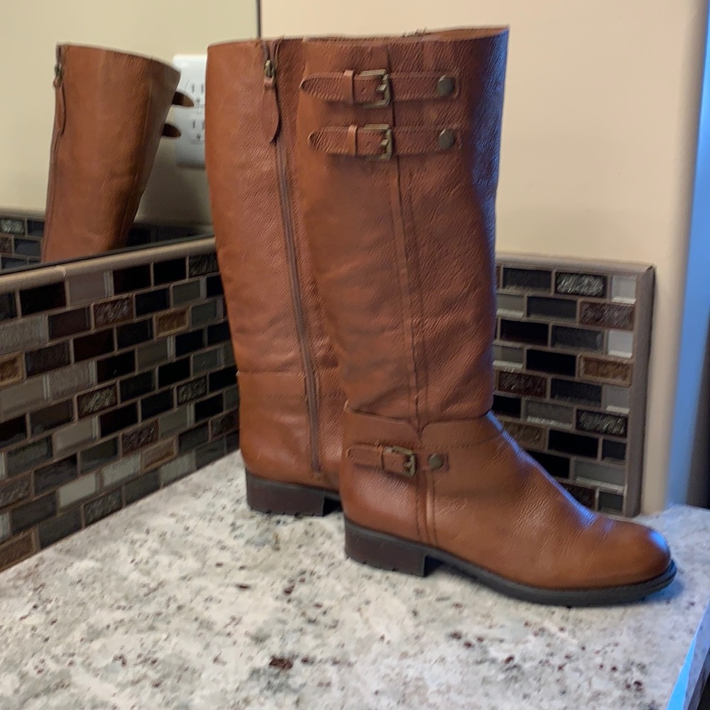 Tan riding boots. Good condition